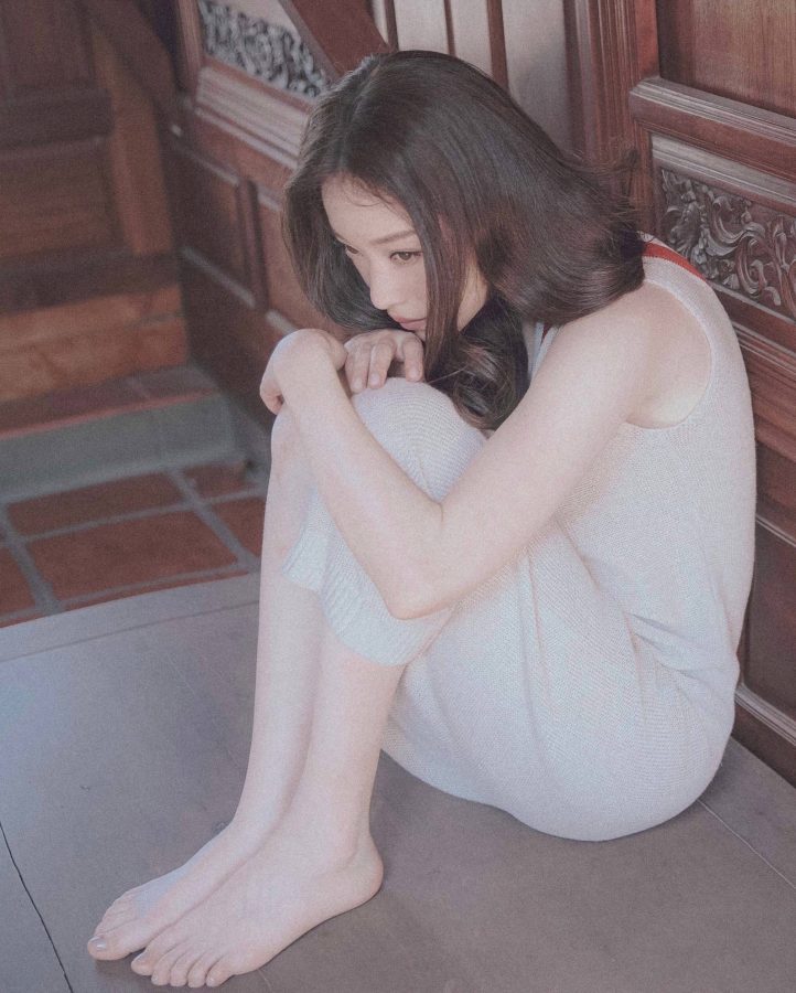 美女明星倪妮赤足盘坐尽显随性慵懒，纯净眼神楚楚动人(6/7)