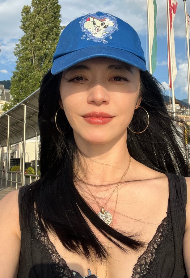 姚晨穿蕾丝吊带背心外出玩耍大方秀事业线(2/7)