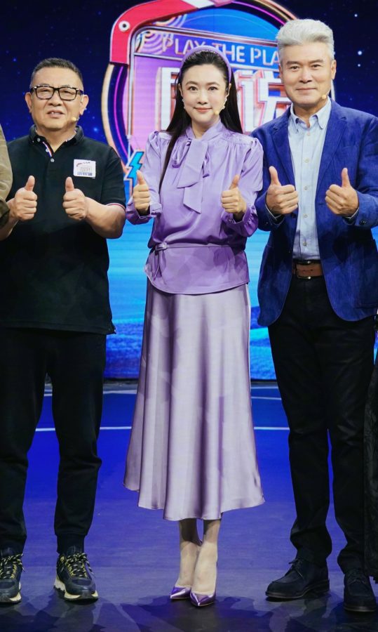 王曦梁长裙里也不忘穿肉丝袜(1/3)