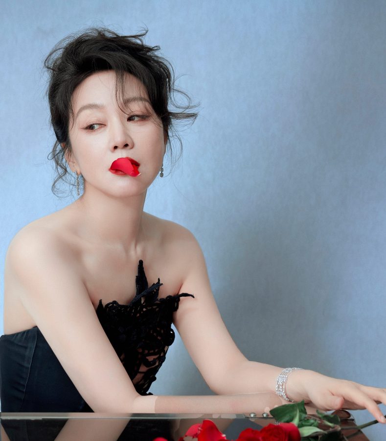 成熟女星闫妮穿镂空装饰礼服温柔大气，出席第二十届中国长春电影节(6/8)