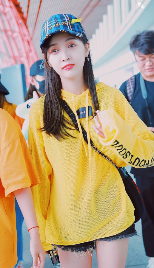 Wu Xuanyi appeared at the airport, her slender legs attracted the attention of passers-by(4/5)