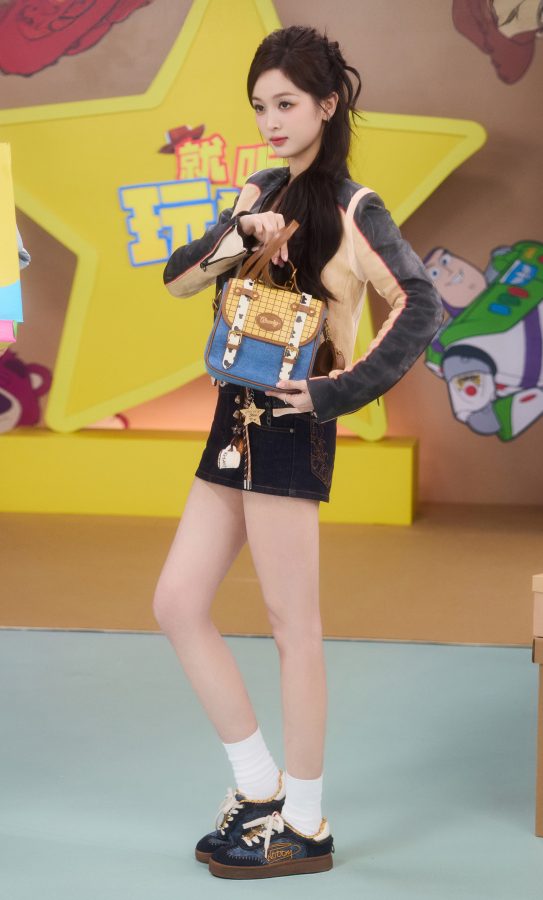 吴宣仪现身玩具总动员现场穿迷你短裙大秀纤长少女腿(4/6)