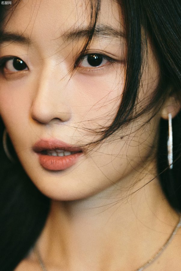 孙千抹胸开衩礼服尽显曼妙曲线，清纯面庞搭黑丝长腿，魅力爆棚！(5/5)