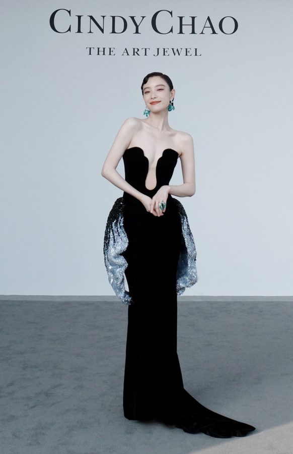 气质御姐倪妮上线！深V礼服展现迷人风采，优雅颈肩曲线令人惊艳(15/17)
