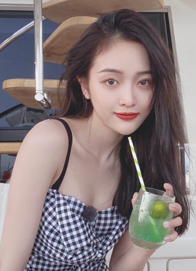 清新女神吴宣仪格子短裙衬托曼妙身姿(2/5)