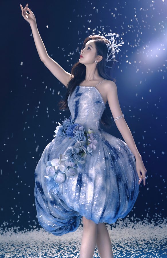 吴宣仪穿起吊带梦幻公主裙，水晶高跟鞋更添性感！(3/5)