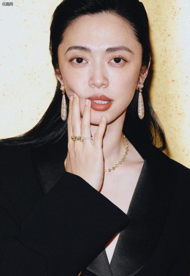 姚晨美腿穿黑色丝袜配高跟鞋登上《T锦绣》七月刊封面(5/6)