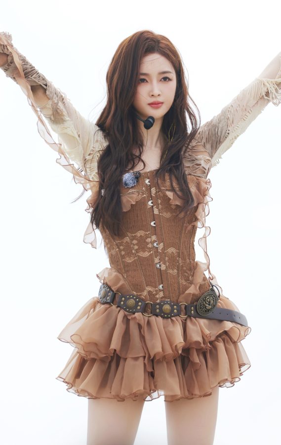 甜美吉普赛女郎吴宣仪身穿棕色短裙大秀美腿，高筒靴更添狂野魅力(7/9)