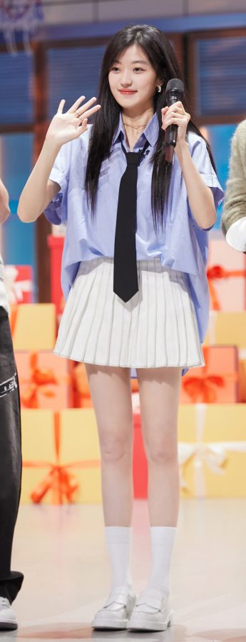 长腿美女孙千清纯装扮录制《你好星期六》(8/11)