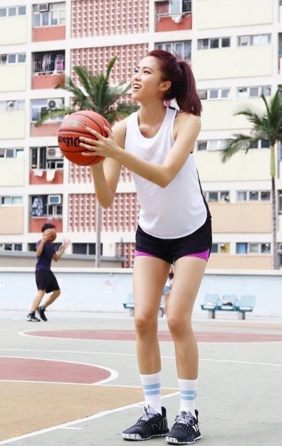 港姐刘颖镟在篮球场上大秀长腿(5/6)