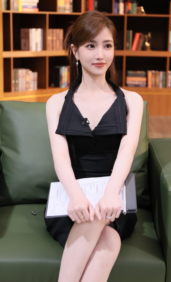 张纯烨穿一条经典小黑裙演绎极致优雅，一双美腿在黑色高跟的衬托下更显修长！(3/5)