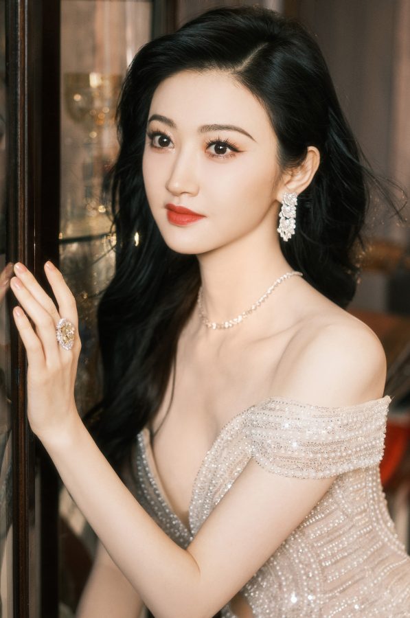 景甜一袭闪钻长裙勾勒曼妙身姿，复古氛围中尽显高贵气质。(4/6)