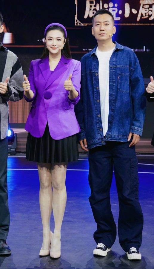 女主持人王曦梁细长腿穿油亮肉丝袜踩尖头细高跟(6/8)