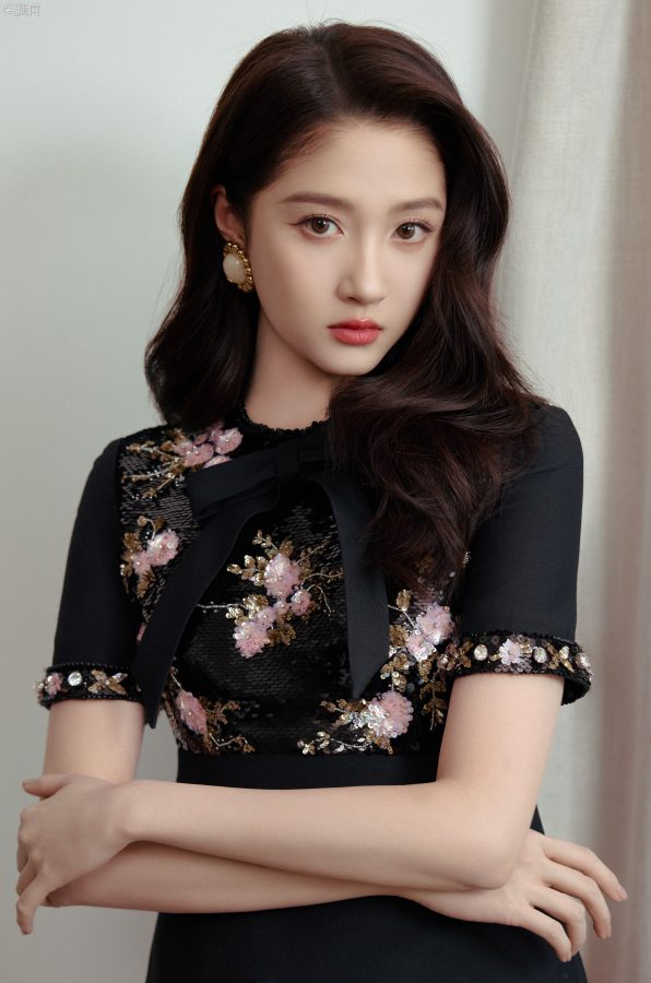 关晓彤黑裙写真大秀美腿，高跟鞋搭配长袜太吸睛！(6/11)