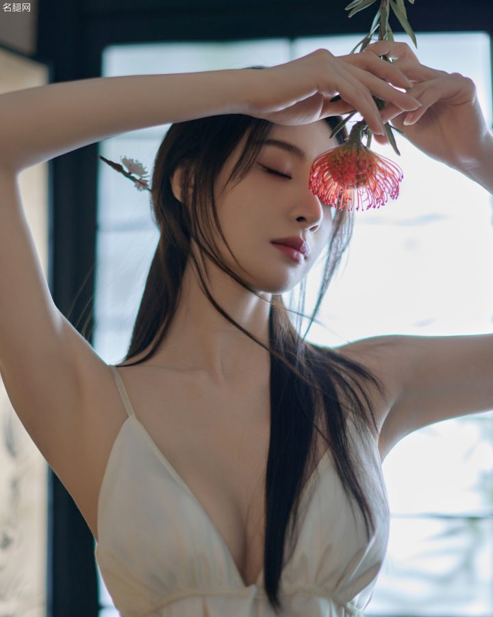 隆妮穿吊带低胸白裙大秀完美身材(7/9)