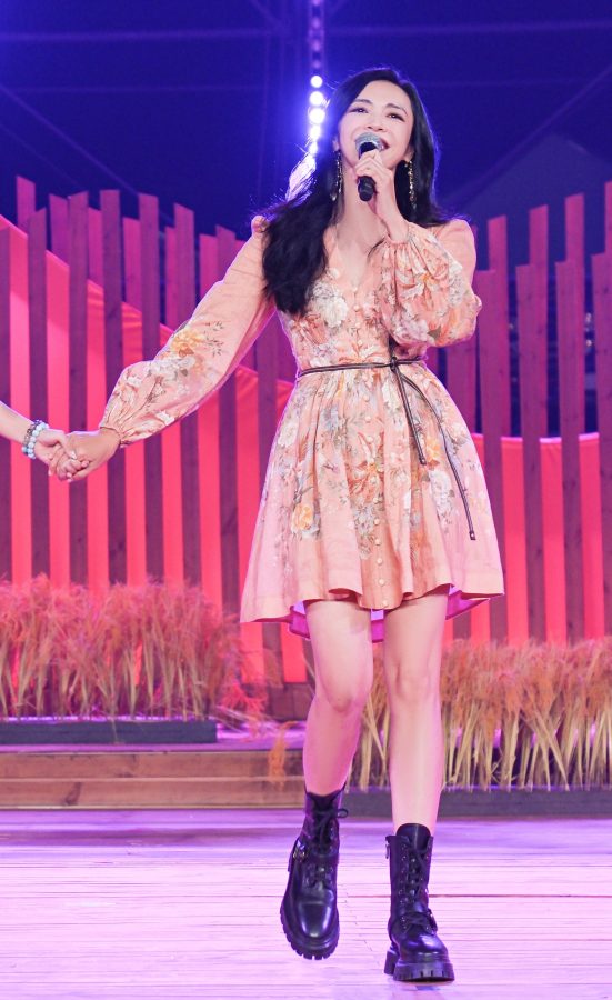 《花儿绽放》节目里姚晨的美腿皮靴(4/4)