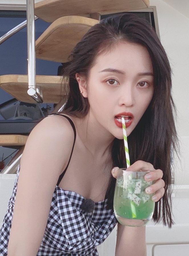 清新女神吴宣仪格子短裙衬托曼妙身姿(4/5)