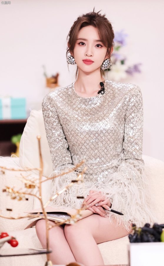 女明星唐艺昕穿一条银色亮片短裙秀出纤白的美腿(4/12)