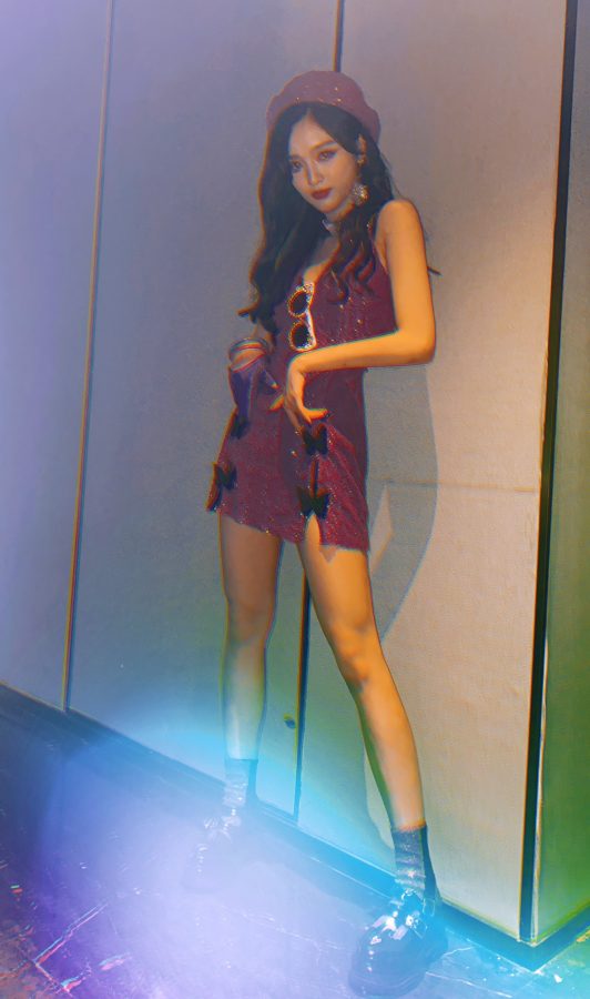 潮流酷girl复古甜心，吴宣仪戴贝雷帽穿超短裙大秀细腿(6/8)