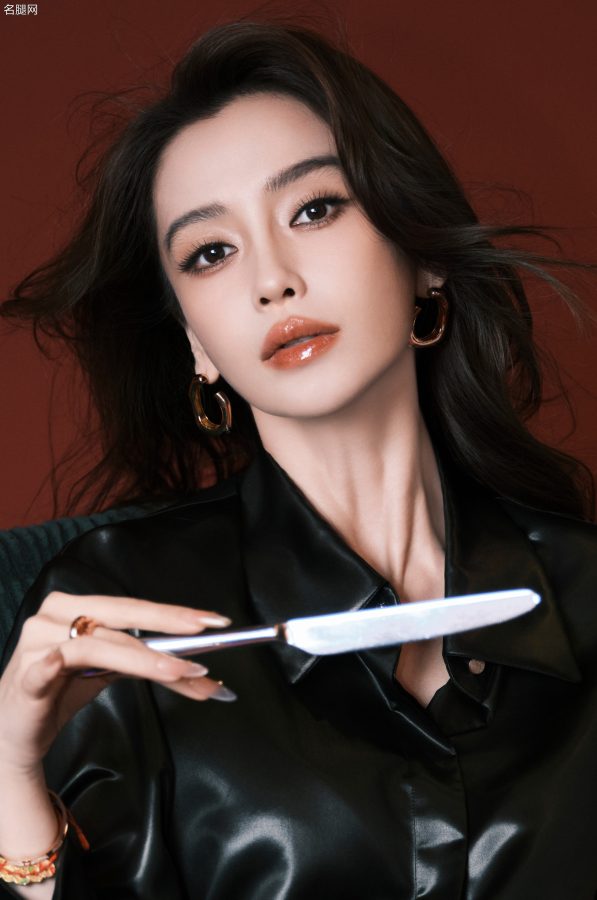 杨颖穿皮质短裙拍摄玉照，容颜美颜肌肤白皙(6/7)
