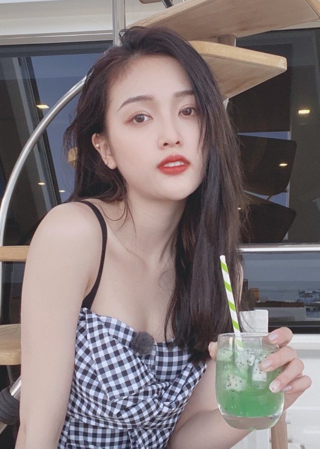 清新女神吴宣仪格子短裙衬托曼妙身姿(3/5)