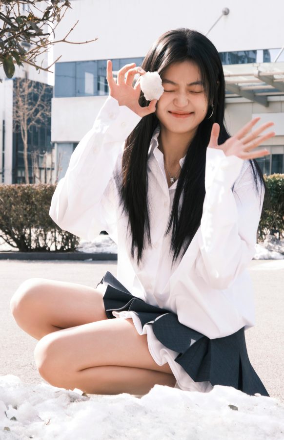 The long-legged beauty Sun Qian interprets the classic college style, and her slim figure makes people's heart beat faster.(8/12)