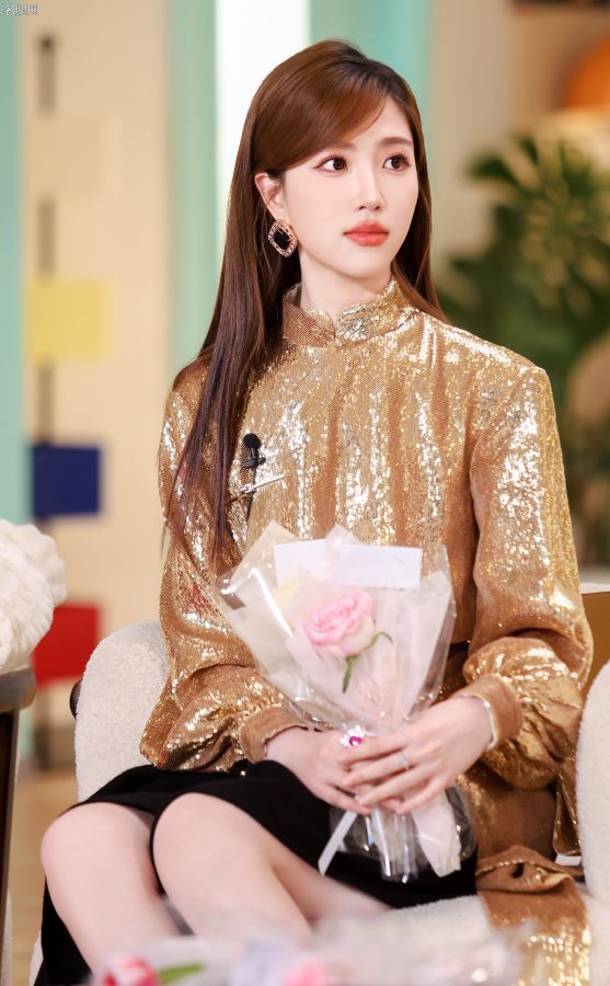 张纯烨从闪亮高跟鞋到精致玉足，再到修长美腿，每一个细节都无可挑剔(3/6)