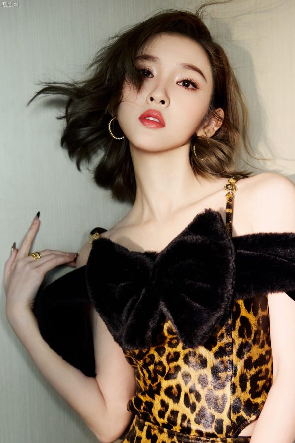 唐艺昕这次是蝴蝶结加豹纹组合，甜美和野性交织。长腿纤细动人。(6/13)