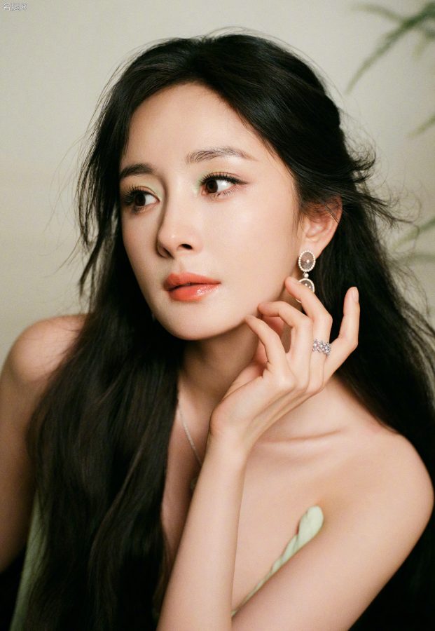 杨幂挑战优雅风，薄荷绿长裙坐姿尽显美腿(5/9)