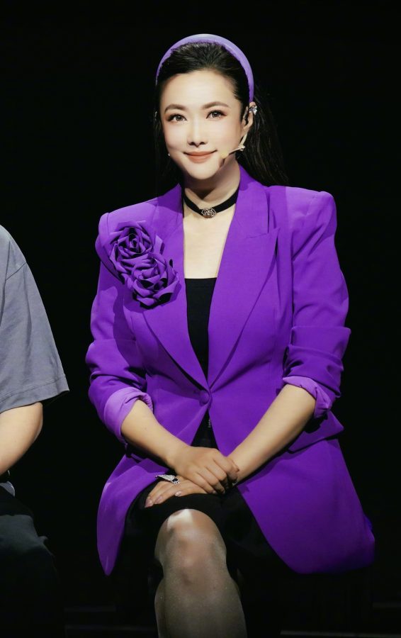 女主持人王曦梁细长腿穿油亮肉丝袜踩尖头细高跟(4/8)