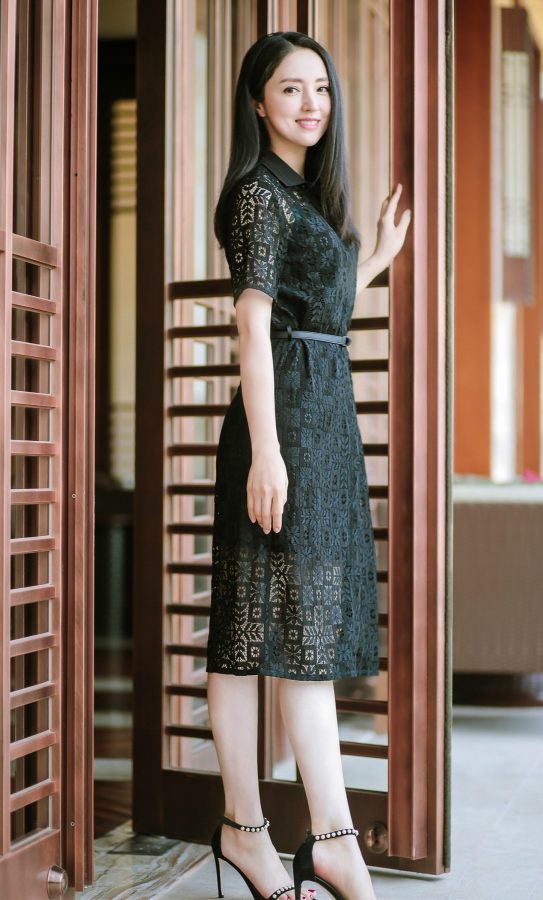 董璇镂空蕾丝裙勾勒出曼妙身姿，脚下的珍珠高跟鞋是点睛之笔(1/2)