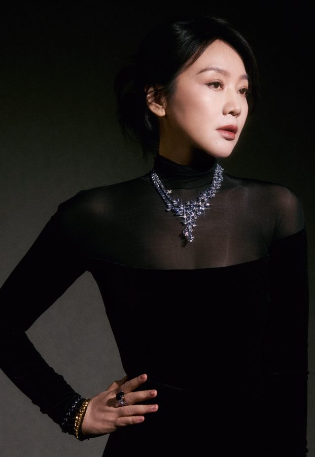 闫妮出征W年度光影盛典一袭高级黑色晚礼服拍摄撑伞大片(4/4)