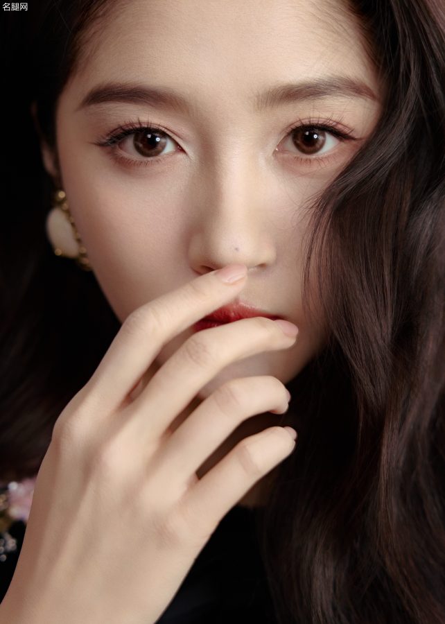 关晓彤黑裙写真大秀美腿，高跟鞋搭配长袜太吸睛！(9/11)