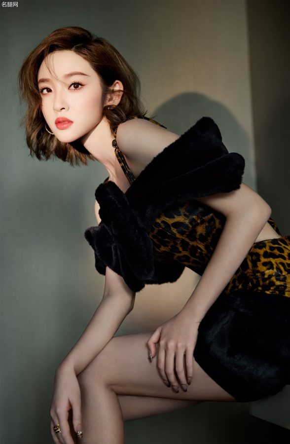唐艺昕这次是蝴蝶结加豹纹组合，甜美和野性交织。长腿纤细动人。(2/13)
