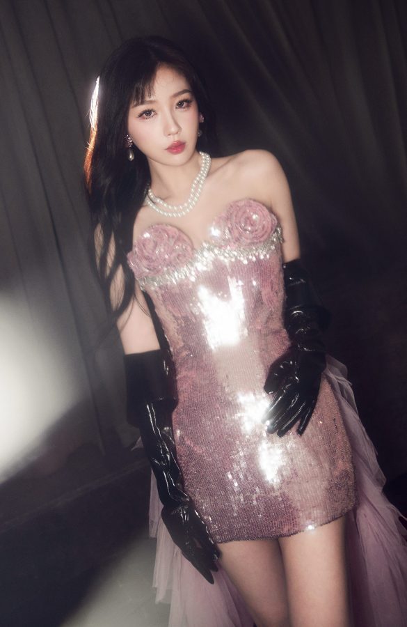 Pink Knight Yu Shuxin wears a sequined trailing tulle skirt to show off her beautiful legs(2/5)