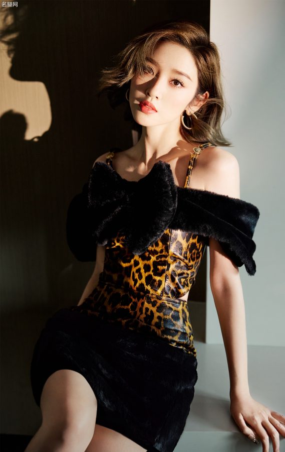 唐艺昕这次是蝴蝶结加豹纹组合，甜美和野性交织。长腿纤细动人。(3/13)