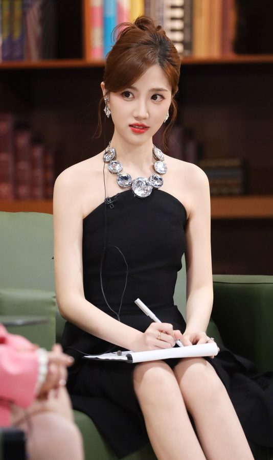 张纯烨录制《令人心动的offer》镜头下的“牛奶美腿”实在太抢镜(2/4)