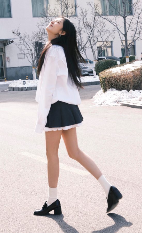 长腿美女孙千演绎经典学院风，苗条身姿让人怦然心动。(5/12)