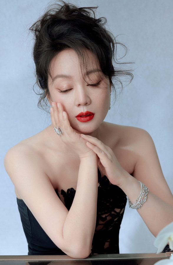 成熟女星闫妮穿镂空装饰礼服温柔大气，出席第二十届中国长春电影节(8/8)