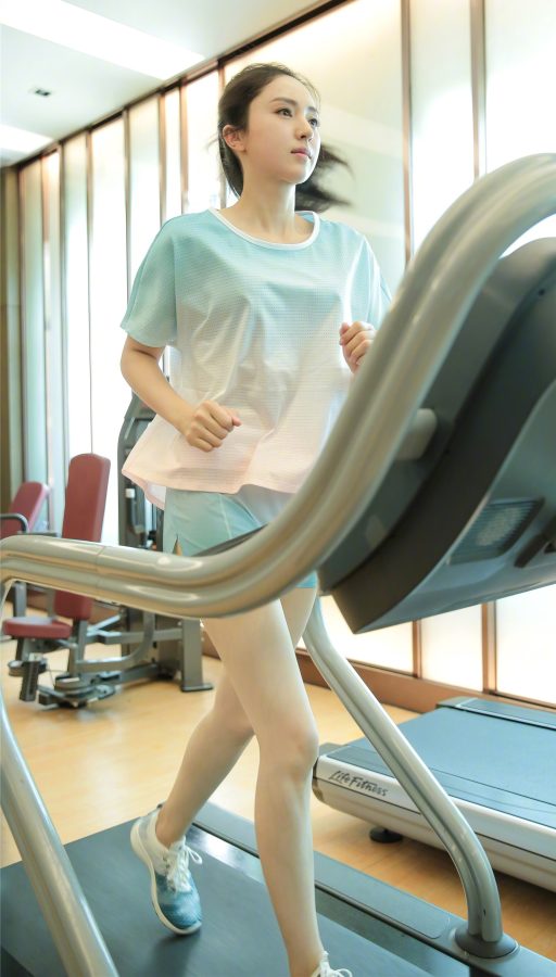 Dong Xuan shows off her fair and straight legs while exercising on the treadmill(2/4)
