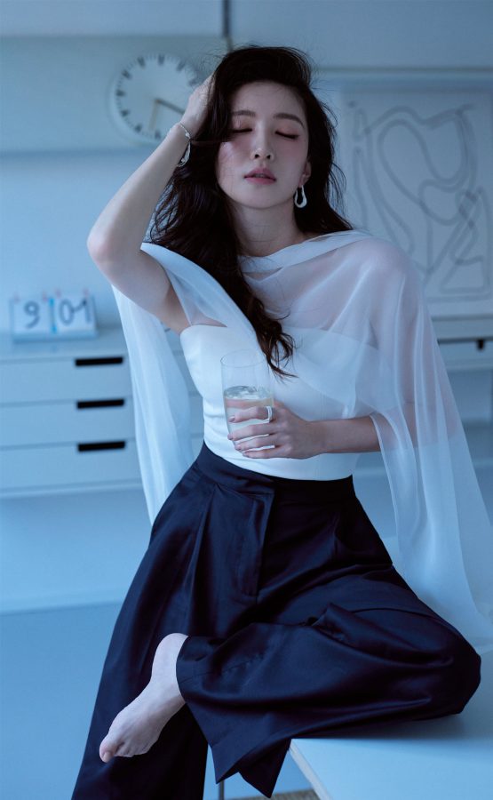 江疏影不穿鞋大秀纤瘦白皙的美脚(6/12)
