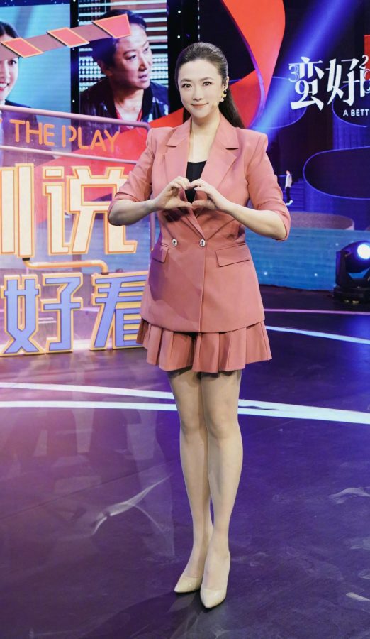 《剧说很好看》节目现场王曦梁套装短裙肉丝美腿(1/3)