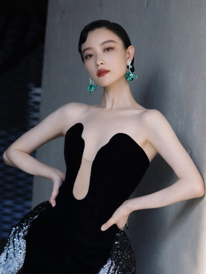 气质御姐倪妮上线！深V礼服展现迷人风采，优雅颈肩曲线令人惊艳(7/17)