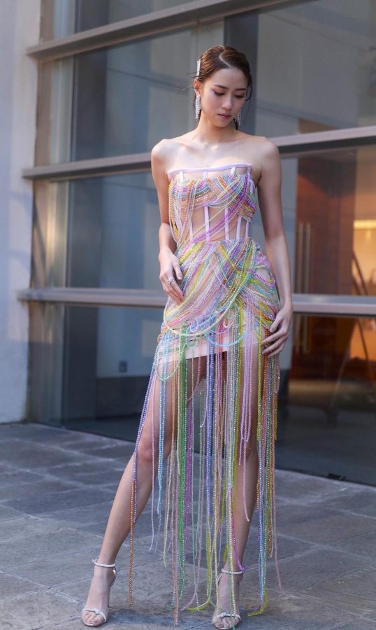 绝美小姐姐刘颖镟一袭彩虹流苏裙，高开衩设计大秀修长美腿(1/6)