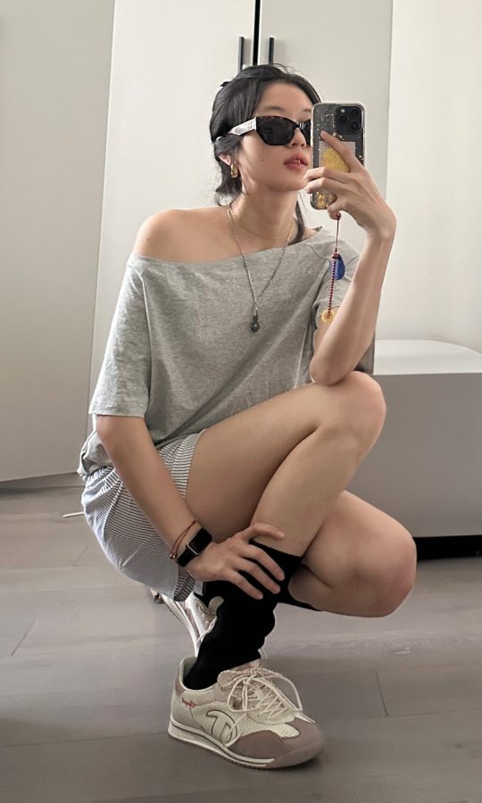 孙千蹲在镜前自拍美腿(1/3)