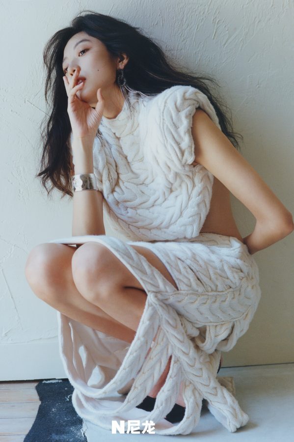 Sun Qian is a retro girl with a full sense of atmosphere on the cover of "Nylon" magazine. Her unique patterned stockings outline her beautiful legs.(5/5)