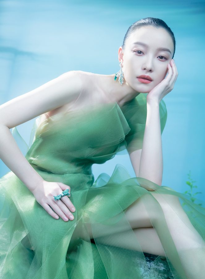 倪妮穿开叉绿裙拍摄烟雨朦胧大片秀出玉腿美足(6/9)