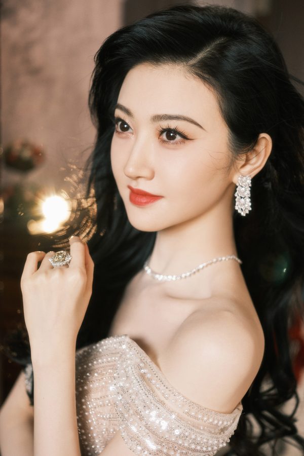景甜一袭闪钻长裙勾勒曼妙身姿，复古氛围中尽显高贵气质。(5/6)