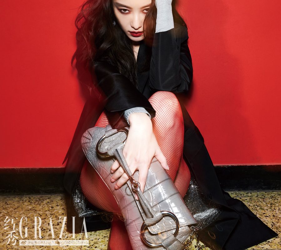 《红秀GRAZIA》杂志倪妮穿连体衣配红色丝网袜踩高跟(2/9)