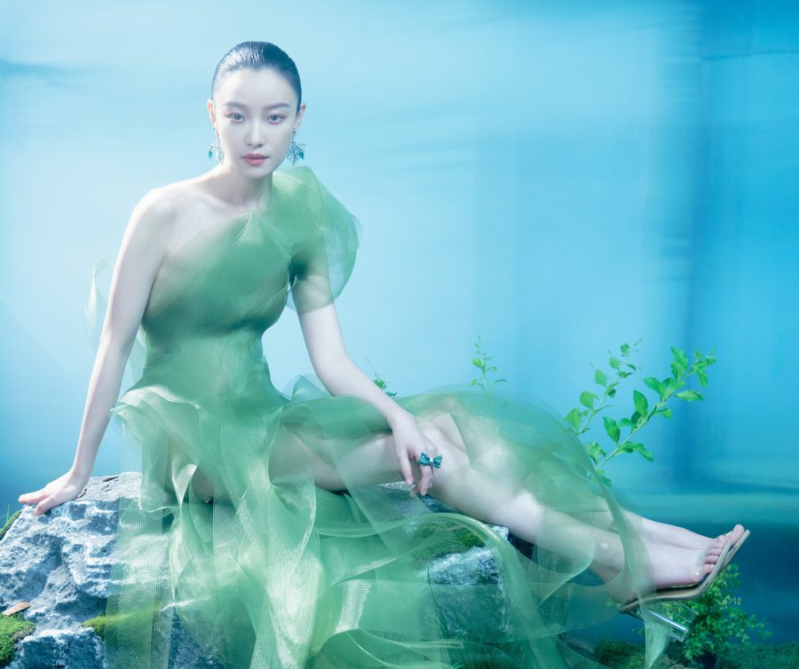 倪妮穿开叉绿裙拍摄烟雨朦胧大片秀出玉腿美足(3/9)